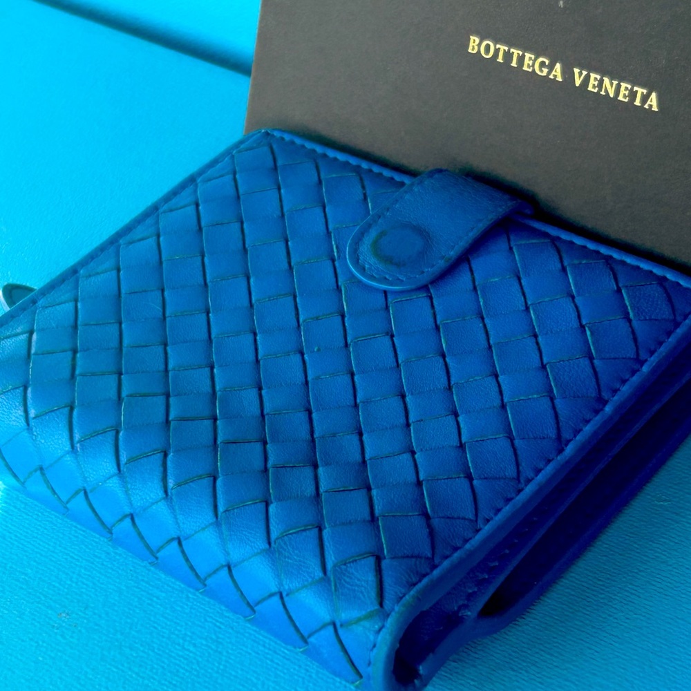 BOTTEGA VENETTA SALE😍😍😍Vibrant Blue Leather wallet Strap included.😮😮